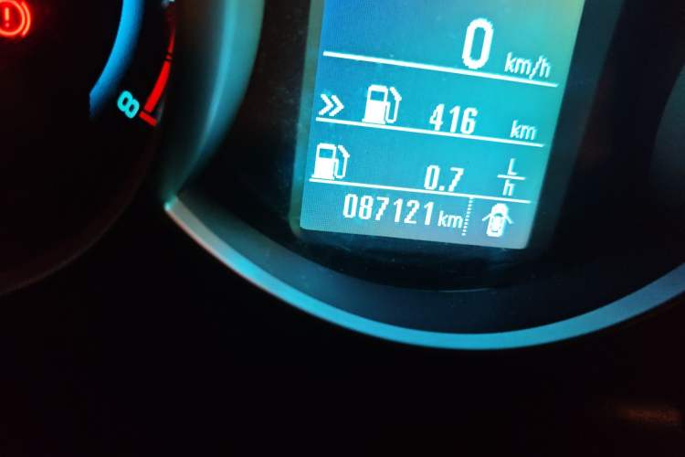 Used Chevrolet Cruze 2015 1.5L Classic SE MT Odometer Close Up