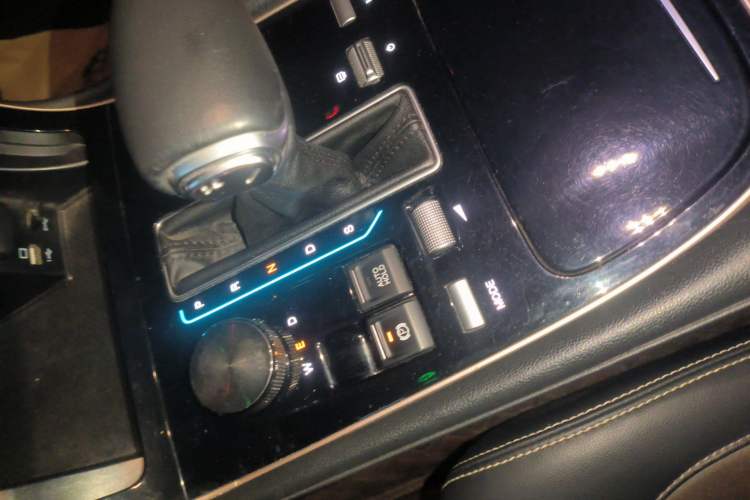 Used GAC Trumpchi GS5 2019 235T Automatic Elite Edition Gear Lever