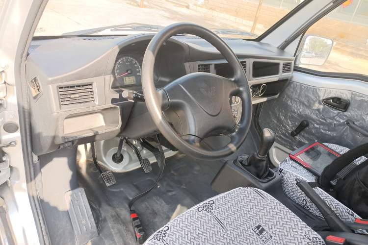 Used Wuling Zhiguang Small Truck 2020 1.2L Single Cab Center Console