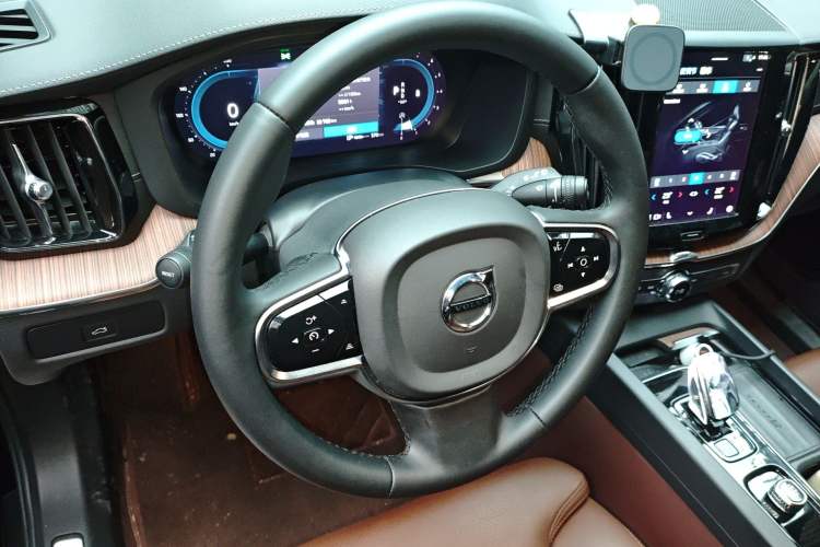 Used Volvo XC60 2023 B5 4x4 Smart Luxury Edition Steering Wheel