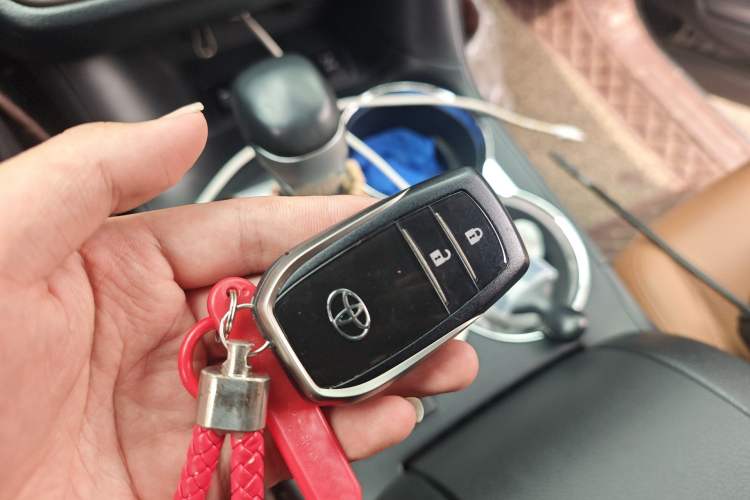 Used Toyota Highlander 2018 2.0T Four-Wheel Drive Knight Edition 7 Seats China VI Standard Vehicle Key