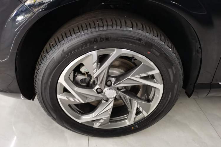 Used Hongqi HS3 PHEV 2025 Model 117km Jingwei Edition Left Front Wheel Hub