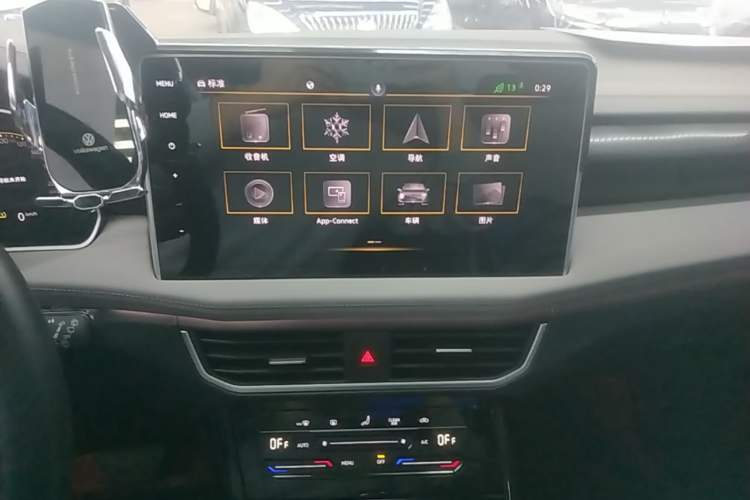 Used Volkswagen Tayron 2023 330TSI Two-Wheel-Drive Luxury Plus Advanced Version Audio And AC Panel