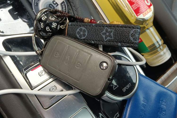 Used Roewe RX8 2018 30T Smart Connectivity All-Wheel Drive Supreme Edition Interior 1