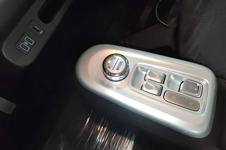 Used CHANGAN NEVO Lumin 2026 Model Treasure Edition 205km Passionate Beige Ningde Gear Lever