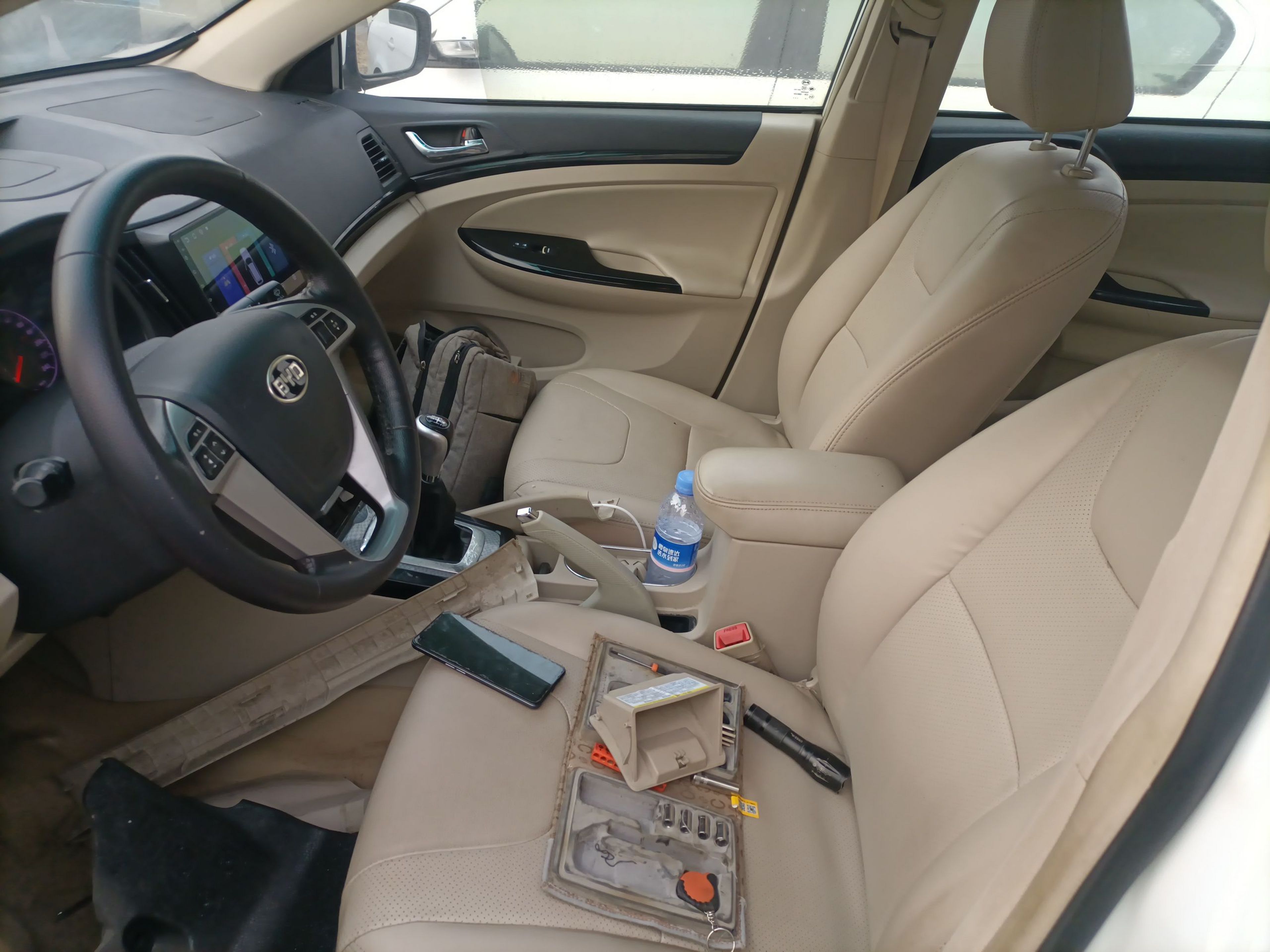 المقاعد الأمامية داخل السيارة