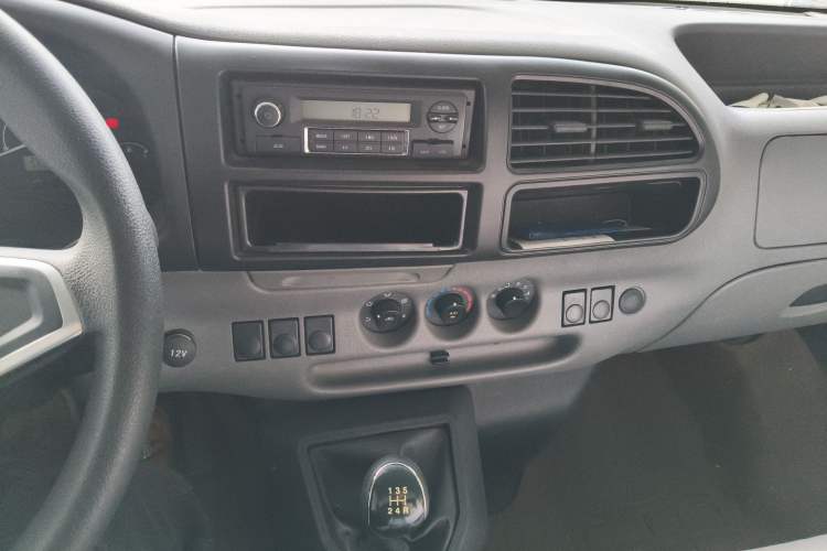 Used JMC Transit 2019 2.8T Commercial Version Short Wheelbase Mid-Roof 3-Seater China VI Standard JX493