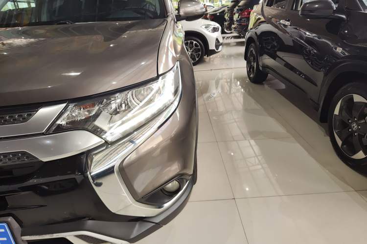 Used Mitsubishi Outlander 2019 2.0L Two-Wheel Drive Comfort Edition 7 Seats China V Emission Standard Left Front Headlight