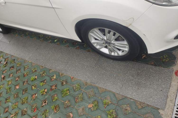 Used Ford Focus 2012 Sedan 1.6L Automatic Comfort Model Right Front Wheel Hub