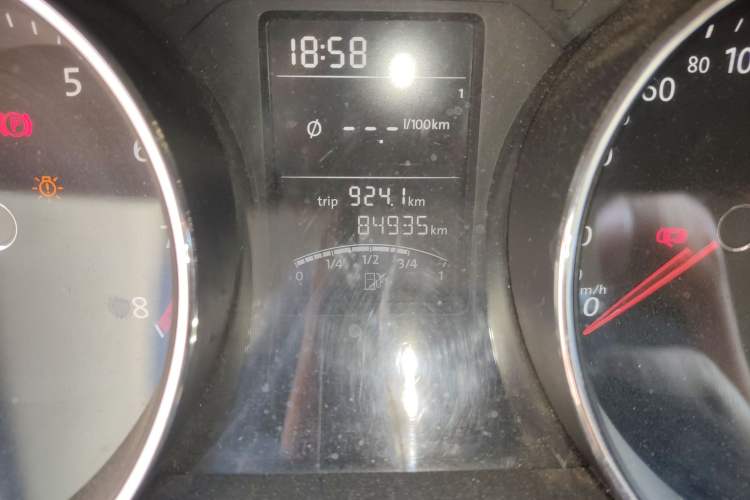 Used Volkswagen Sagitar 2015 1.6L Manual Comfort Model Odometer Close Up