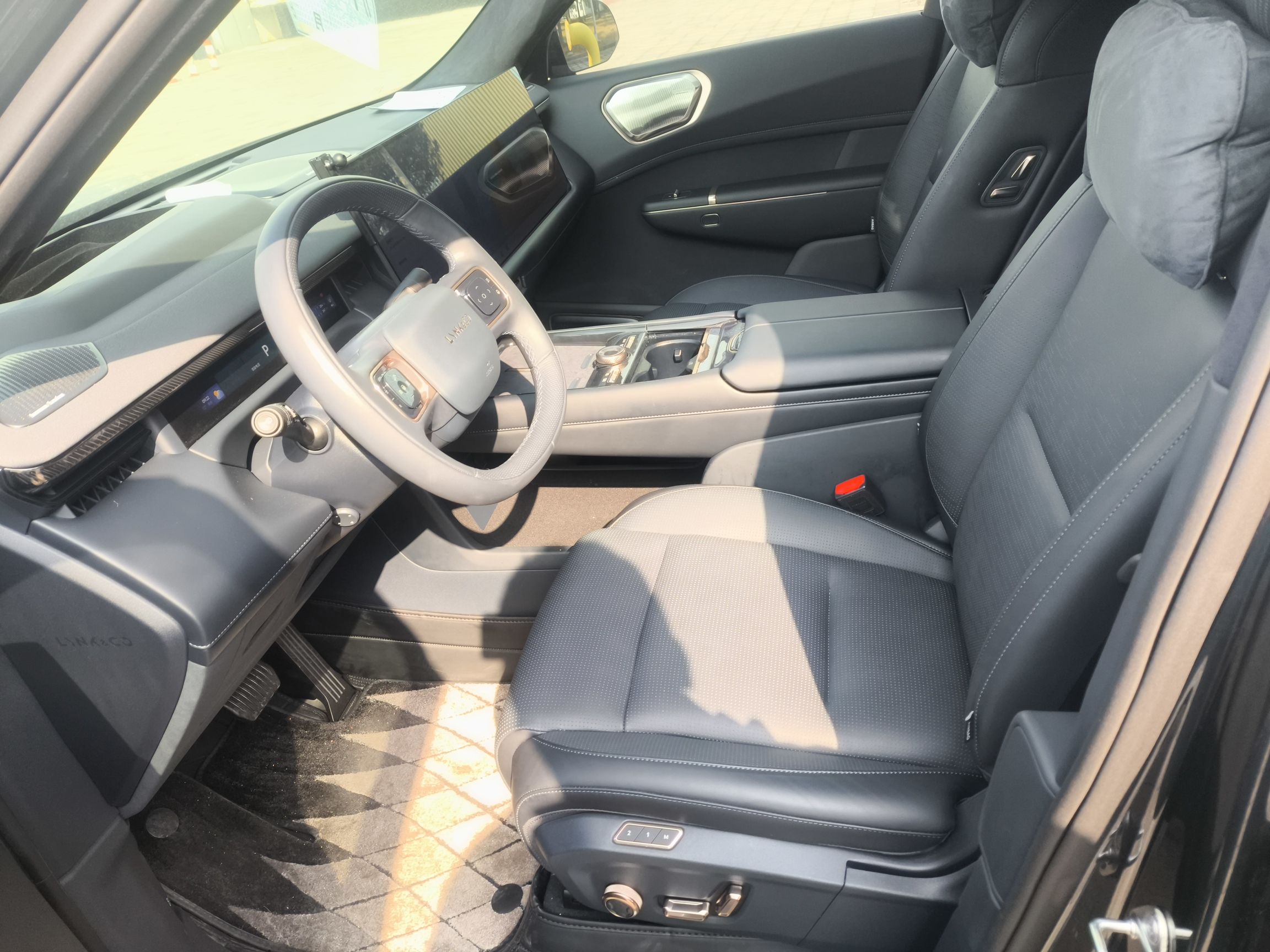 Переднее сиденье в автомобиле