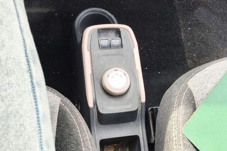 Used Chery QQ Ice Cream 2022 170km Sundae Phosphate Lithium-Ion Gear Lever