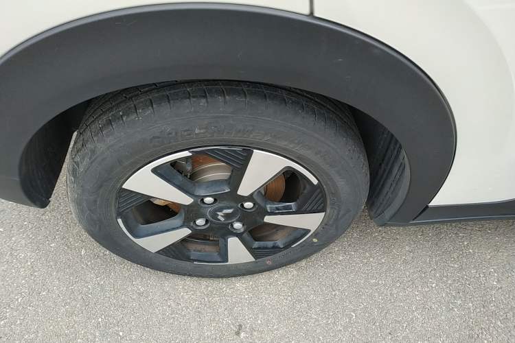 Used Wuling Bingo PLUS 2024 330 km Range Five-Seater Version Right Rear Wheel Hub