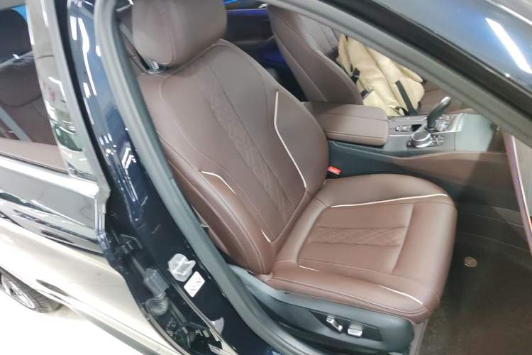 Used BMW 5 Series 2022 Second Facelift 530Li Leading Edition M Sport Package Right Front Seat