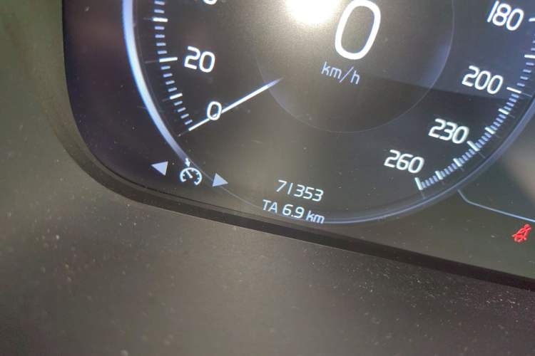 Used Volvo XC40 2020 T3 Smart & Stylish Edition Odometer Close Up