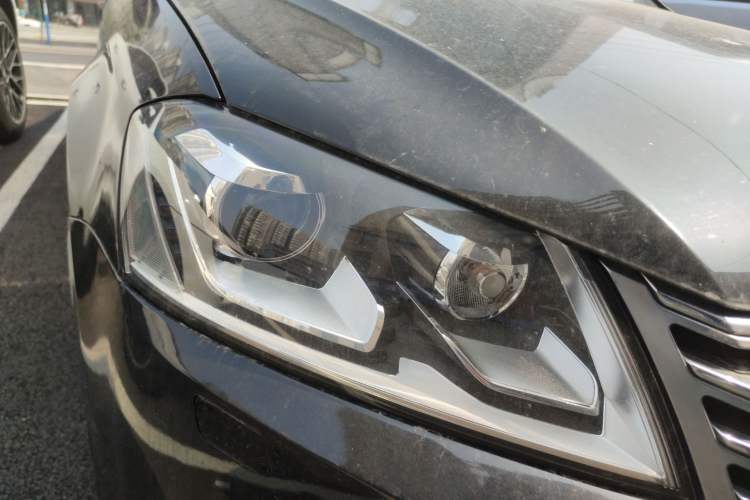 Used Volkswagen Magotan 2012 1.8TSI Luxury Model Right Front Headlight