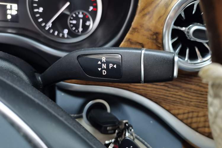 Used Mercedes-Benz V-Class 2021 V 260 L Long Wheelbase Prestige Edition Gear Lever