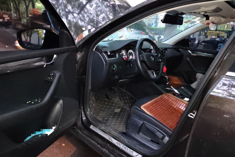 Used Skoda Octavia 2017 1.6L Automatic Smart Drive Edition Driver Seat