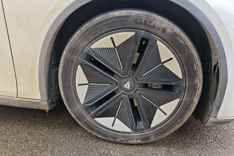 Used Deepal SL03 2022 1.5L 1200 Extended-Range Version Right Front Wheel Hub