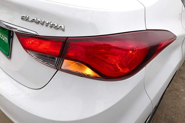 Used Hyundai Elantra (5th Generation / Langdong) 2016 1.6L Automatic Smart Version