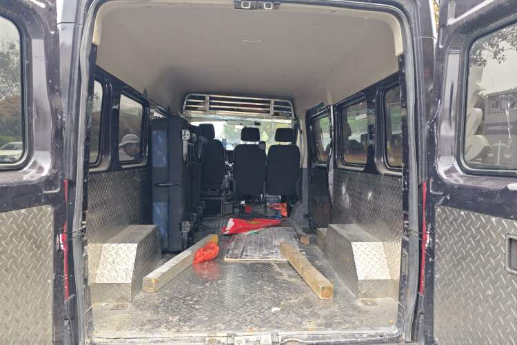 Used Dongfeng Yufeng 2023 V9+ 2.0T Manual Front-Wheel-Drive Multi-Function Mid-Roof Van with 7/8/9 Seats Trunk