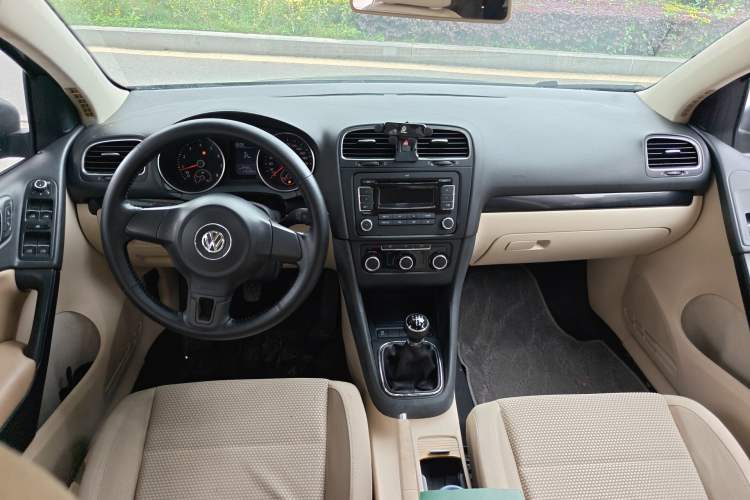 Used Volkswagen Golf 2011 1.4 TSI Manual Comfort Edition Center Console