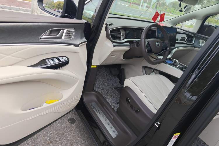 Used Denza D9 2024 DM-i 1050 Luxury Model Interior 3