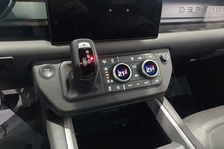 Used Land Rover Defender 2025 110 3.0T P400 – Dynamic HSE Gear Lever