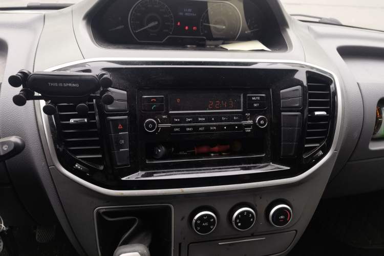 Used SAIC MAXUS Xintu V80 2020 2.5T Manual Classic City Delivery King Short Wheelbase Mid-Roof Design 2/3 Seats