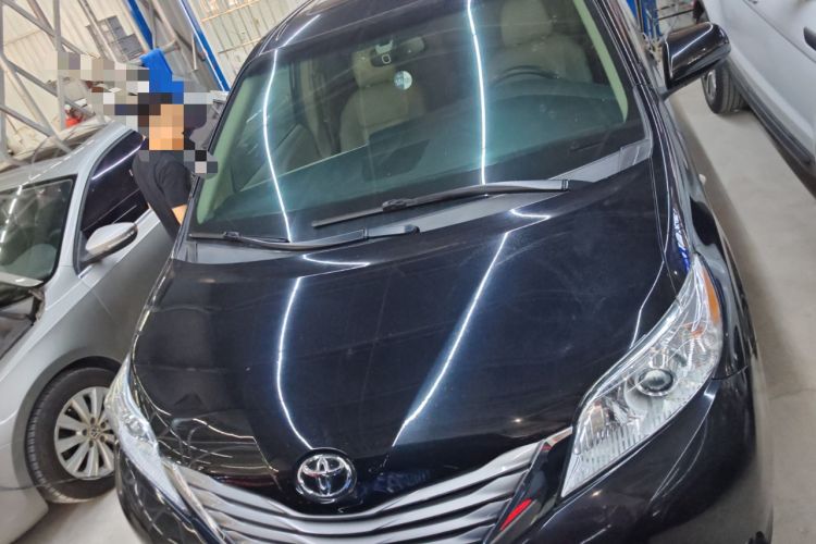 Used Toyota Sienna 2017 3.5L Four-Wheel Drive LE Trim 7 Seats – U.S. Specification
