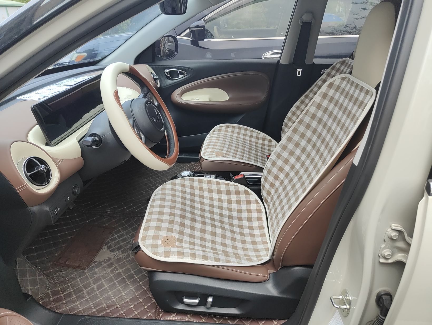 المقاعد الأمامية داخل السيارة