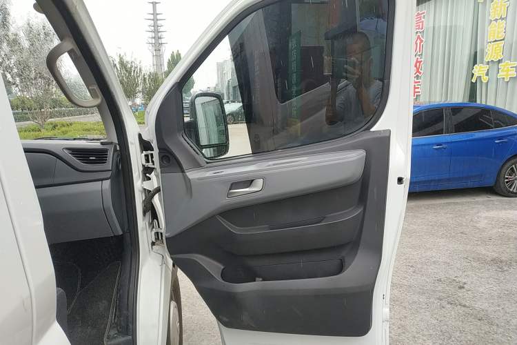 Used SAIC MAXUS Xintu V80 2024 Aotong Value Edition 6AMT Short Wheelbase Mid-Roof Model 127 Ps 5/6 Seats