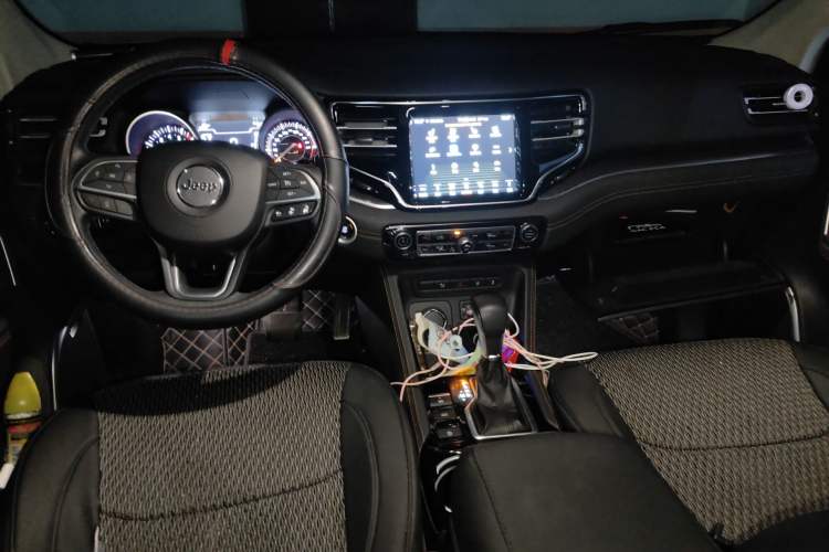 Used Jeep Grand Commander 2018 2.0T Four-Wheel Drive Smart Enjoyment Version China V Emission Standard Center Console