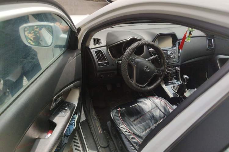 Used Huatai Santa Fe 2016 1.5T Gasoline Manual Two-Wheel Drive Smart Enjoyment i3 Model Driver Seat