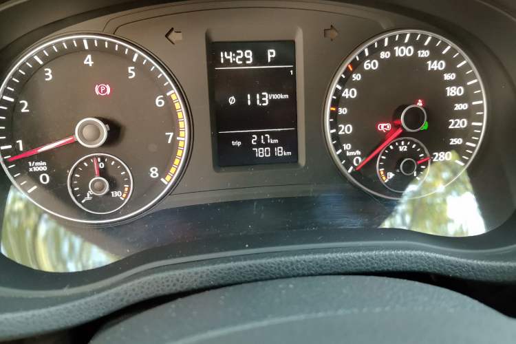 Used Volkswagen Passat 2014 1.8TSI DSG Prestige Edition Odometer Close Up