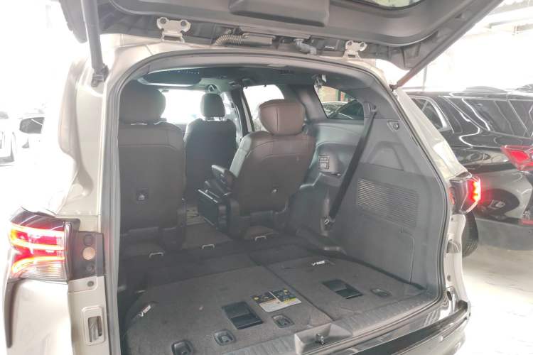 Used Toyota SIENNA 2021 2.5L Hybrid Platinum Edition Trunk