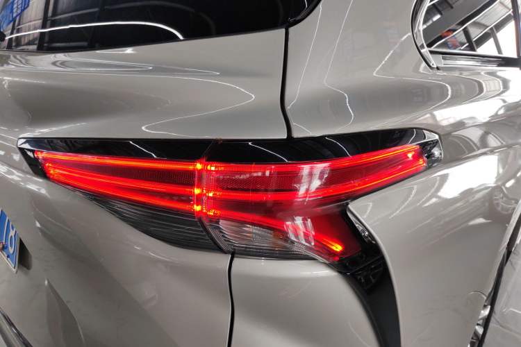 Used Toyota SIENNA 2021 2.5L Hybrid Platinum Edition Right Rear Taillight