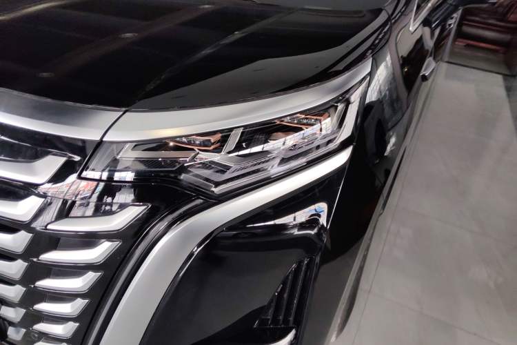 Used Denza D9 2025 DM-i Intelligent Drive 1020 Four-Wheel Drive Flagship Model
