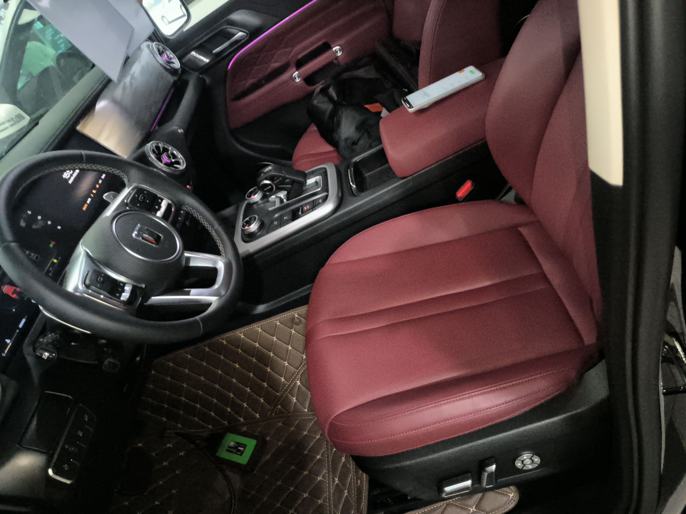 المقاعد الأمامية داخل السيارة