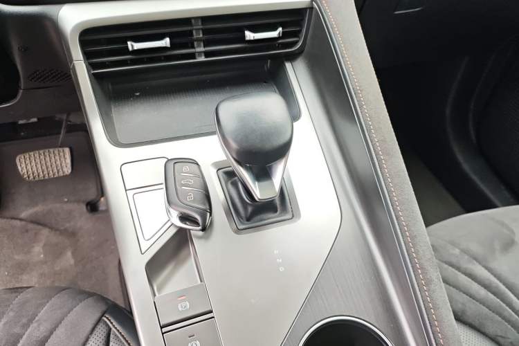 Used Roewe D5X DMH 2024 135 Tech Edition
