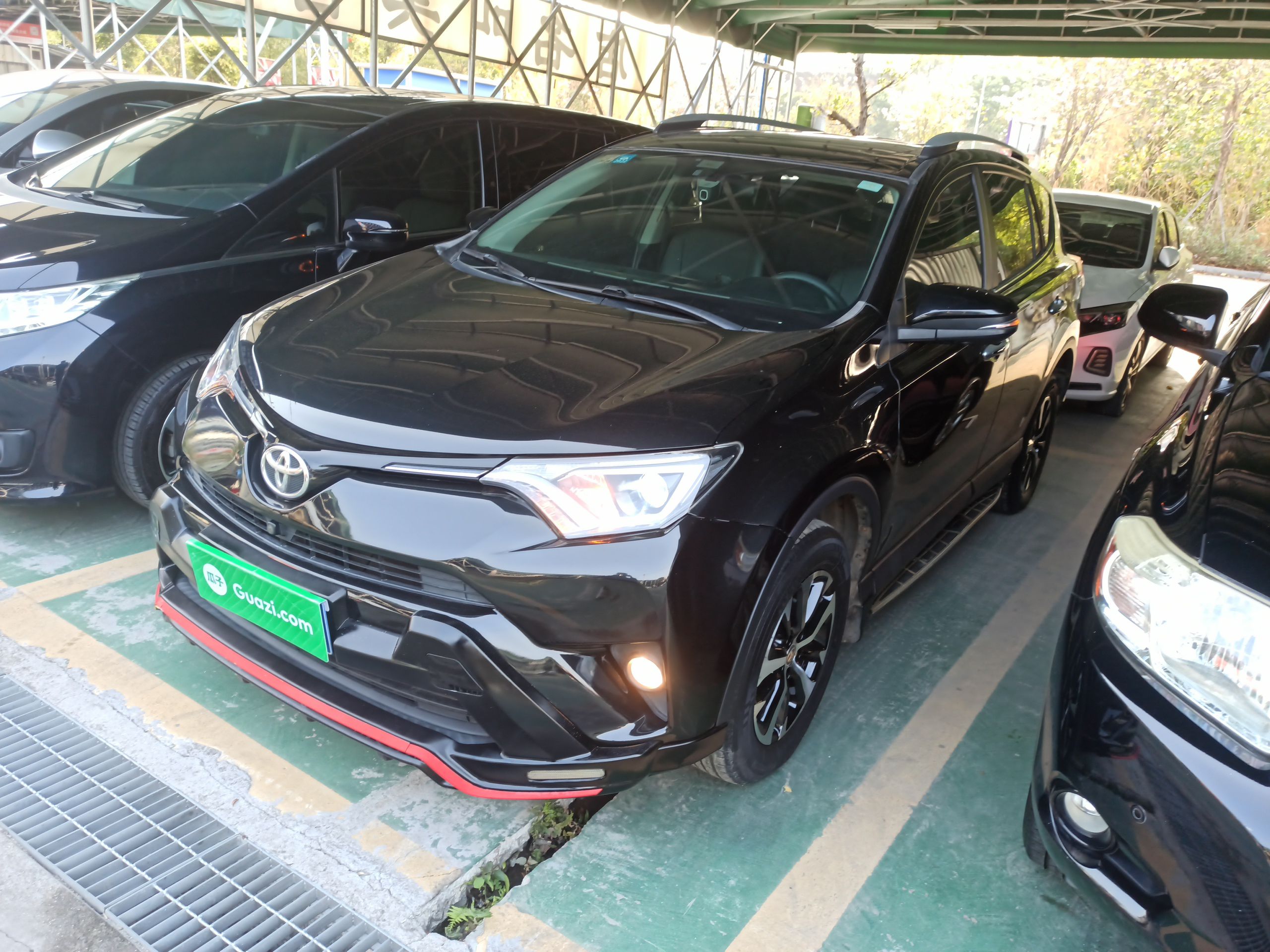 Под передней частью автомобиля