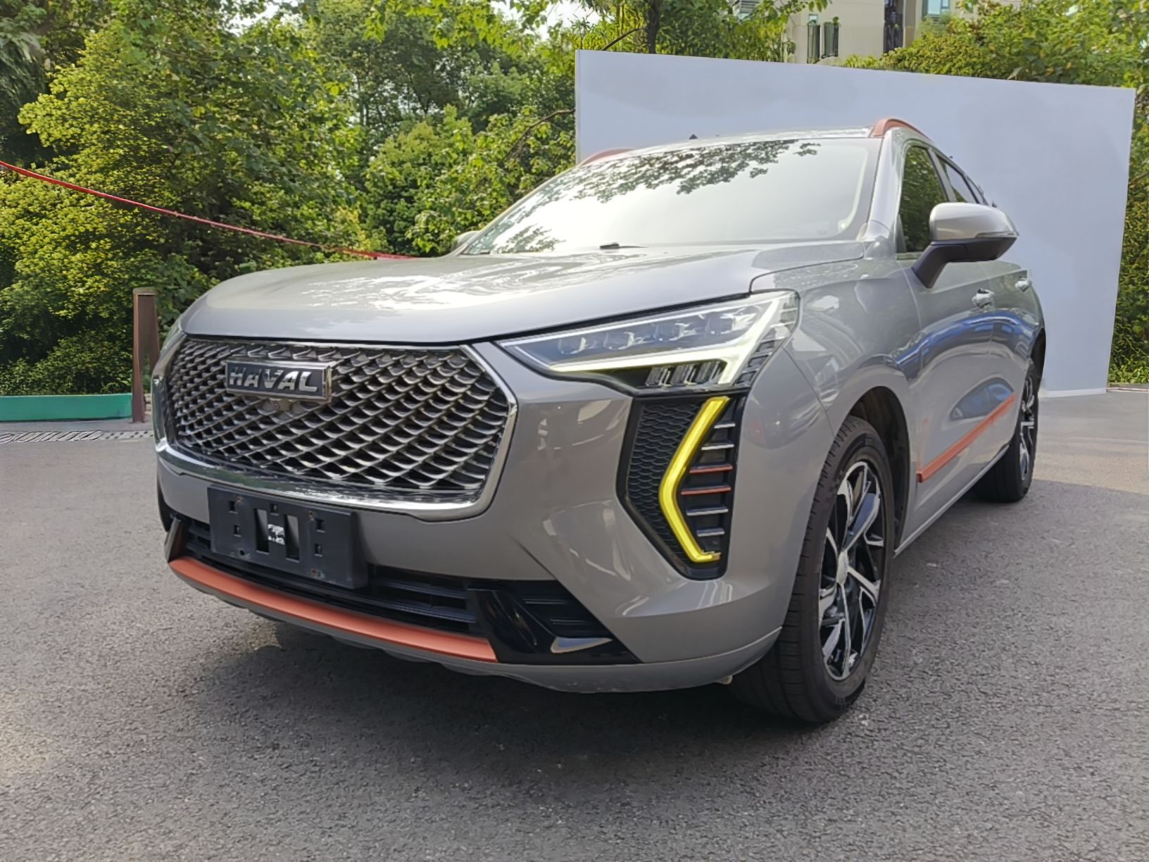 Под передней частью автомобиля