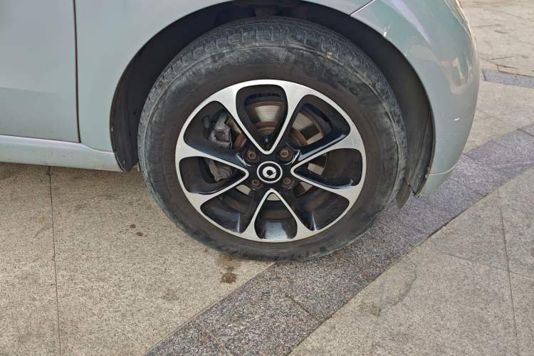 Used smart fortwo 2015 1.0L 52 kW Hardtop Passion Edition Right Front Wheel Hub