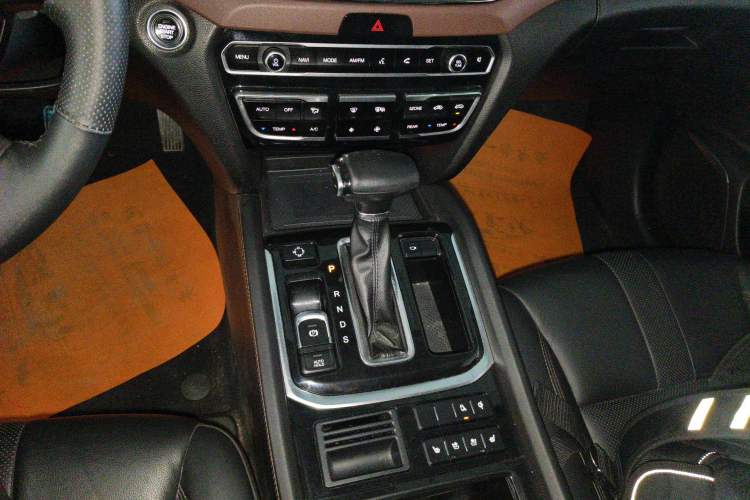 Used GAC Trumpchi GS8 2017 320T Two-Wheel Drive Luxury Smart Connectivity Version (7 Seats) Gear Lever