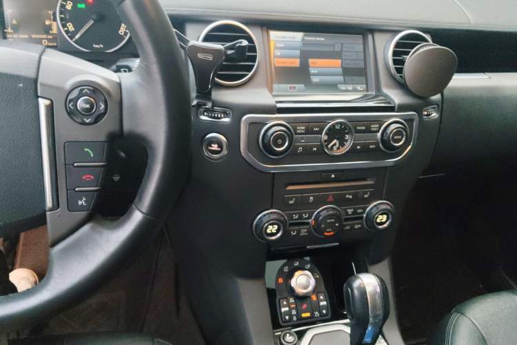 Used Land Rover Discovery 2010 5.0 V8 HSE Gasoline Model Audio And AC Panel