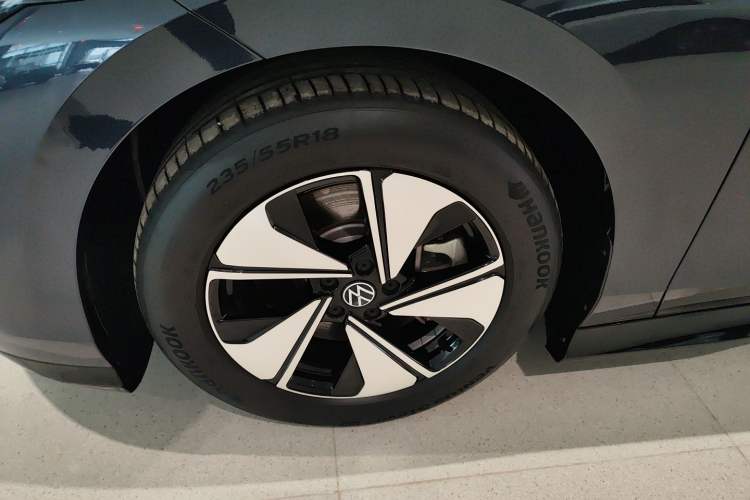 Used Volkswagen ID.7 VIZZION 2024 AIR model Left Front Wheel Hub