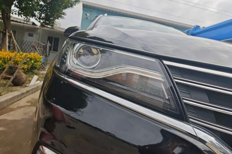 Used Roewe RX5 2017 20T Two-Wheel Drive Automatic Internet Elite Edition Right Front Headlight