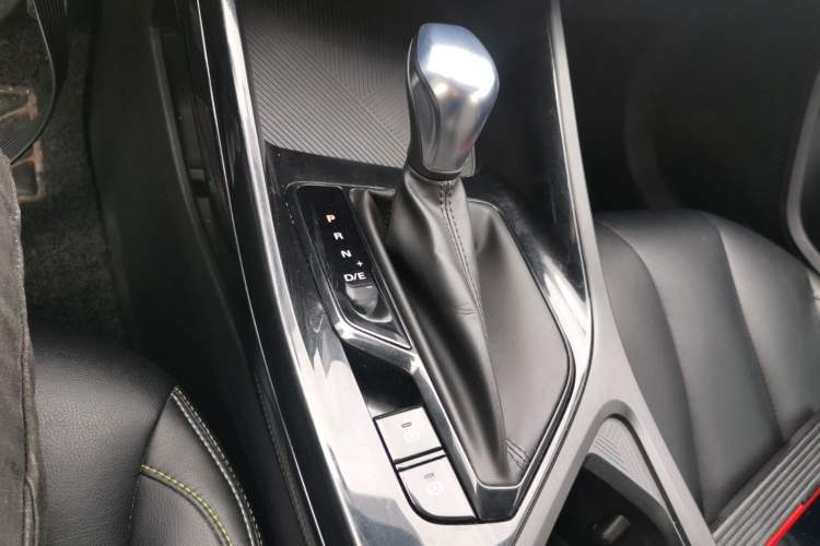 Used Roewe i5 2021 1.5L CVT Black Gold Edition Gear Lever