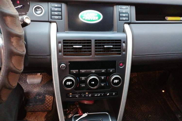 Used Land Rover Discovery Sport 2016 2.0T HSE Audio And AC Panel
