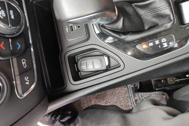 Used Jeep Cherokee 2019 2.0T Two-Wheel Drive Smart Enjoyment Version China VI
